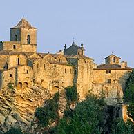 Zicht over de bovenstad / Haute-Ville van het oud Romeinse stadje Vaison-la-Romaine, Provence, Frankrijk
